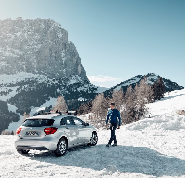 ”Narty_wewnątrz_pojazdu”